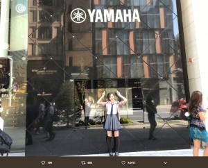 YAMAHA銀座店をバックに記念撮影する森保まどか（画像は『森保まどか　2018年10月14日付Twitter「10月31日（水）19:56～日本テレビ系列にて放送の「笑ってコラえて！」にVTR出演させていただきます」』のスクリーンショット）