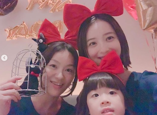 キキに扮した3人（画像は『佐々木希　2018年10月31日付Instagram「あきちゃんのhappy birthday ＆ happy Halloween」』のスクリーンショット）