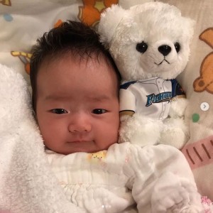 中田翔選手とそっくりの姪っ子（画像は『Sho Nakata6　2018年11月17日付Instagram「皆さんお疲れ様です!!　自分に姪ができました!!」』のスクリーンショット）