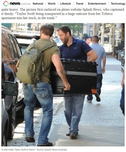 2017年7月、テイラー・スウィフトの家から大きなスーツケースが運ばれていた（画像は『news.com.au　2018年11月15日付「Truly bizarre Taylor Swift rumour finally confirmed」（Source:Splash News Australia）』のスクリーンショット）