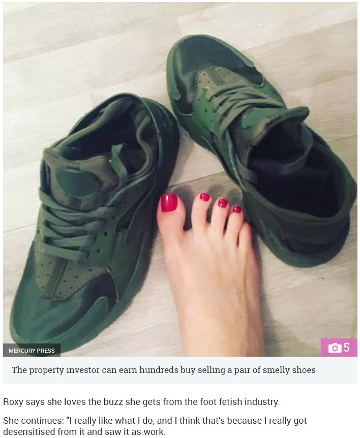 足フェチファンのために撮影された足の写真と使用済みの靴（画像は『The Sun　2018年11月2日付「FLASHY FEET Woman earns almost ￡100k a year… by selling her smelly shoes and SOCKS to foot fetishists」（Credit: MERCURY PRESS）』のスクリーンショット）
