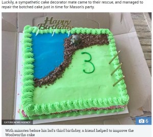 即席でアレンジされ、少しはマシになったケーキ（画像は『The Sun　2018年11月12日付「HOPPING MAD Disgusted dad slams supermarket for ruining his son’s frog-themed birthday cake with their ‘pathetic’ decorating skills」（Credit: CATERS NEWS AGENCY）』のスクリーンショット）