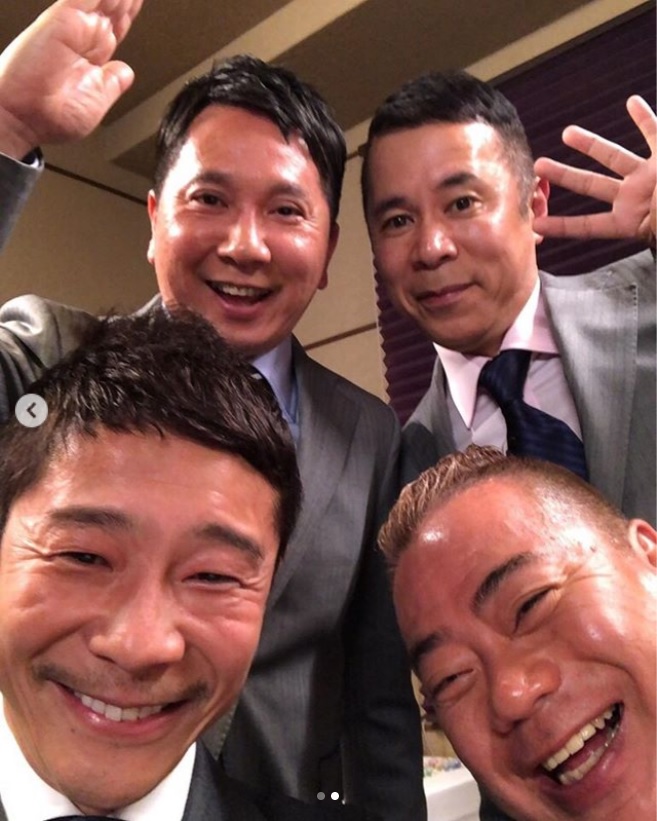 前澤友作社長との4ショット（画像は『Yusaku Maezawa（MZ）　2018年11月21日付Instagram「出川さん、田中さん、岡村さんが、同じように背が低い僕に興味を持ってくださりZOZOに来てくれた。」』のスクリーンショット）