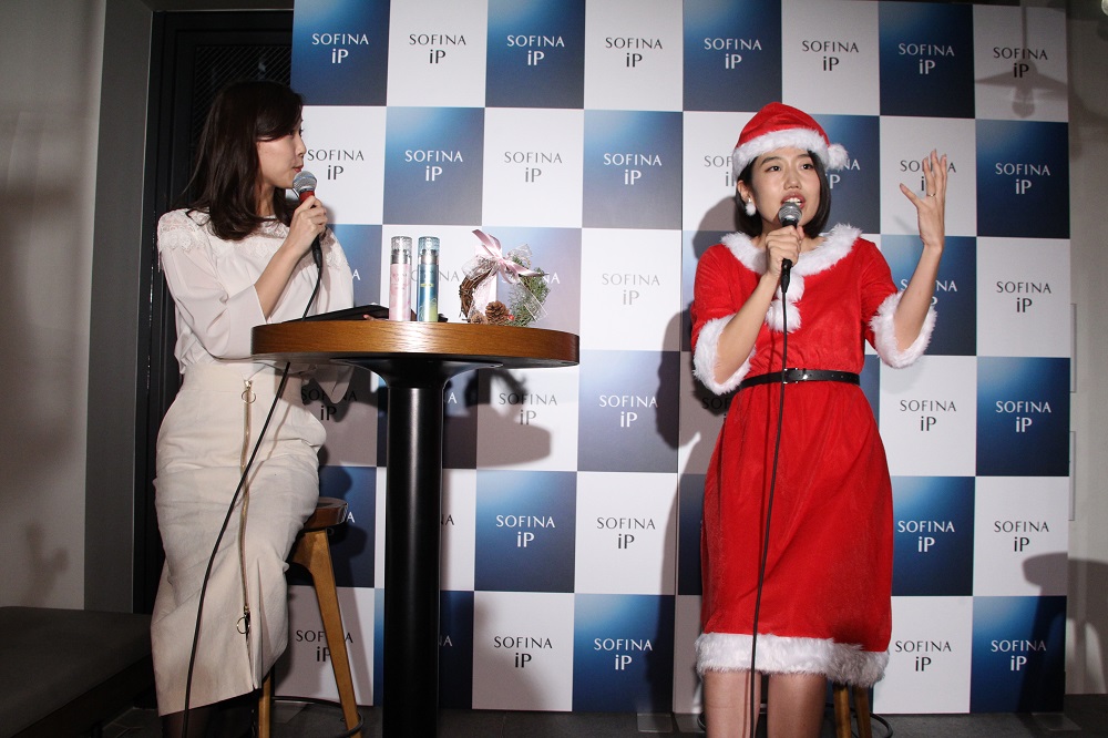 『SOFINA iPスペシャルトークショー』でトークする横澤夏子