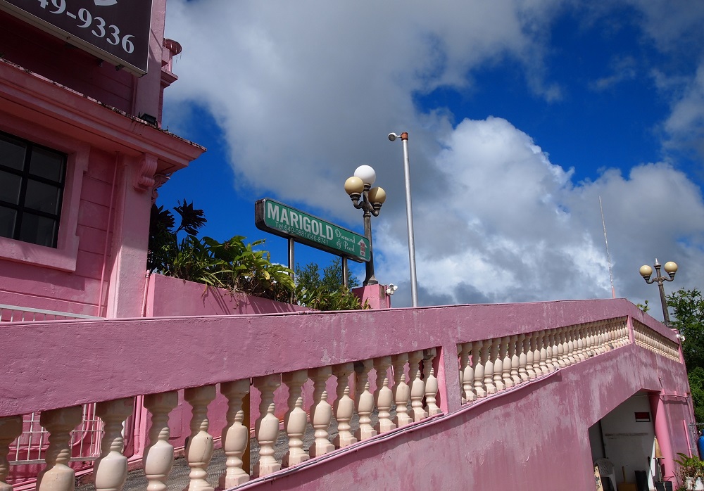 グアムの青空にピンクの壁が映える