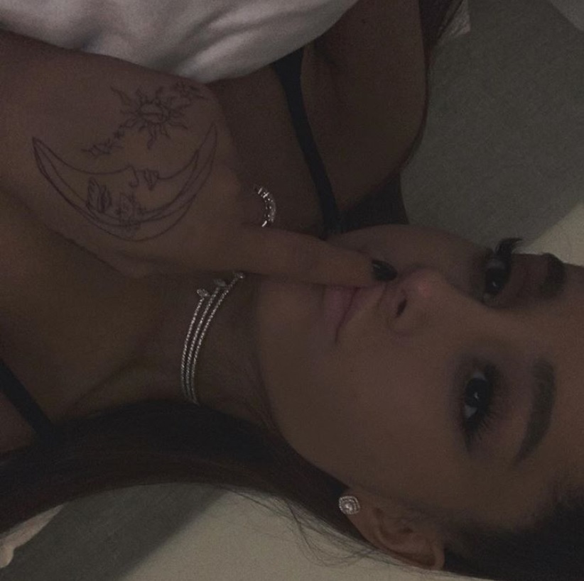 手の甲に入れた新タトゥー（画像は『Ariana Grande　2018年12月7日付Instagram』のスクリーンショット）
