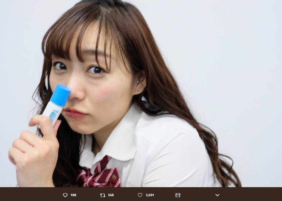 ソックタッチを持つ須田亜香里（画像は『須田亜香里（SKE48）　2018年12月29日付Twitter「【10代が最も興味を示した有名人ランキング1位】だったそうな！」』のスクリーンショット）