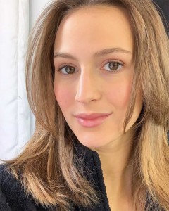 ジェイク・ギレンホールの新恋人ジャンヌ・カドゥー（画像は『Jeanne Cadieu　2018年12月10日付Instagram「Love the natural makeup today」』のスクリーンショット）