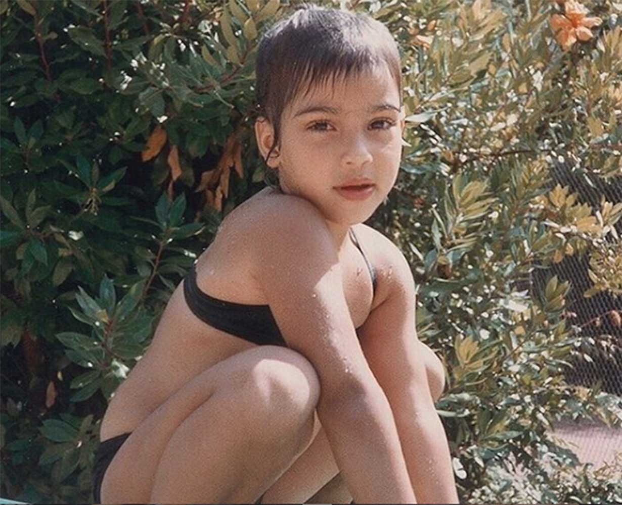 幼い頃のキム・カーダシアン（画像は『Kim Kardashian West　2018年12月16日付Instagram「Baby K」』のスクリーンショット）