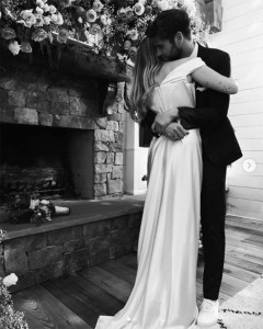 結婚式を挙げたと思われるマイリー・サイラスとリアム・ヘムズワース（画像は『Miley Cyrus　2018年12月26日付Instagram「12.23.18」』のスクリーンショット）