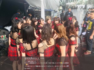 タイでステージ前に円陣を組むAKB48（画像は『向井地美音　2018年12月10日付Twitter「＃MAYAMUSICFESTIVAL2018 ライブ最高に熱かったー!!!」』のスクリーンショット）