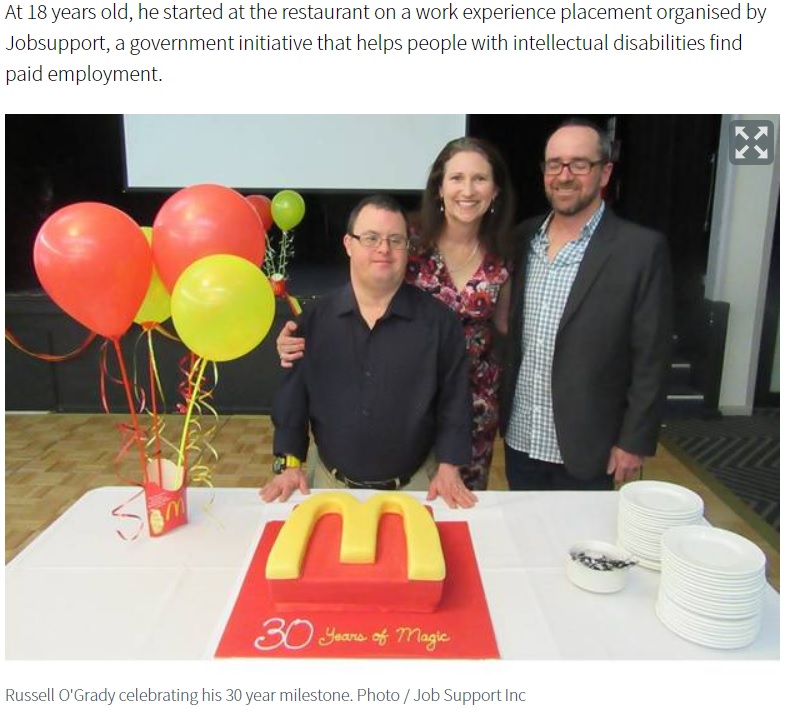 2年前、勤続30周年パーティーでのラッセルさん（画像は『NZ Herald　2018年12月17日付「McDonald’s worker with Down syndrome retires after 32 years」（Photo / Job Support Inc）』のスクリーンショット）