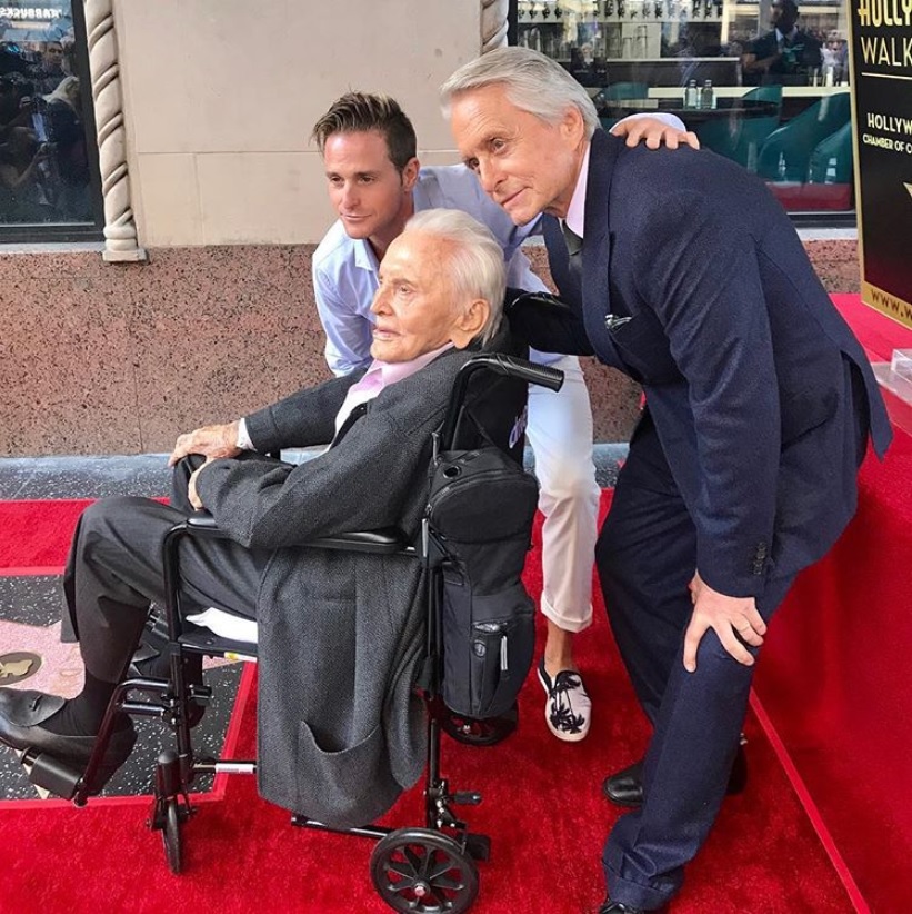 マイケル・ダグラスのハリウッド殿堂入り式典にて、親子3世代ショット（画像は『Hollywood Walk Of Fame　2018年11月7日付Instagram「Three generations!」』のスクリーンショット）