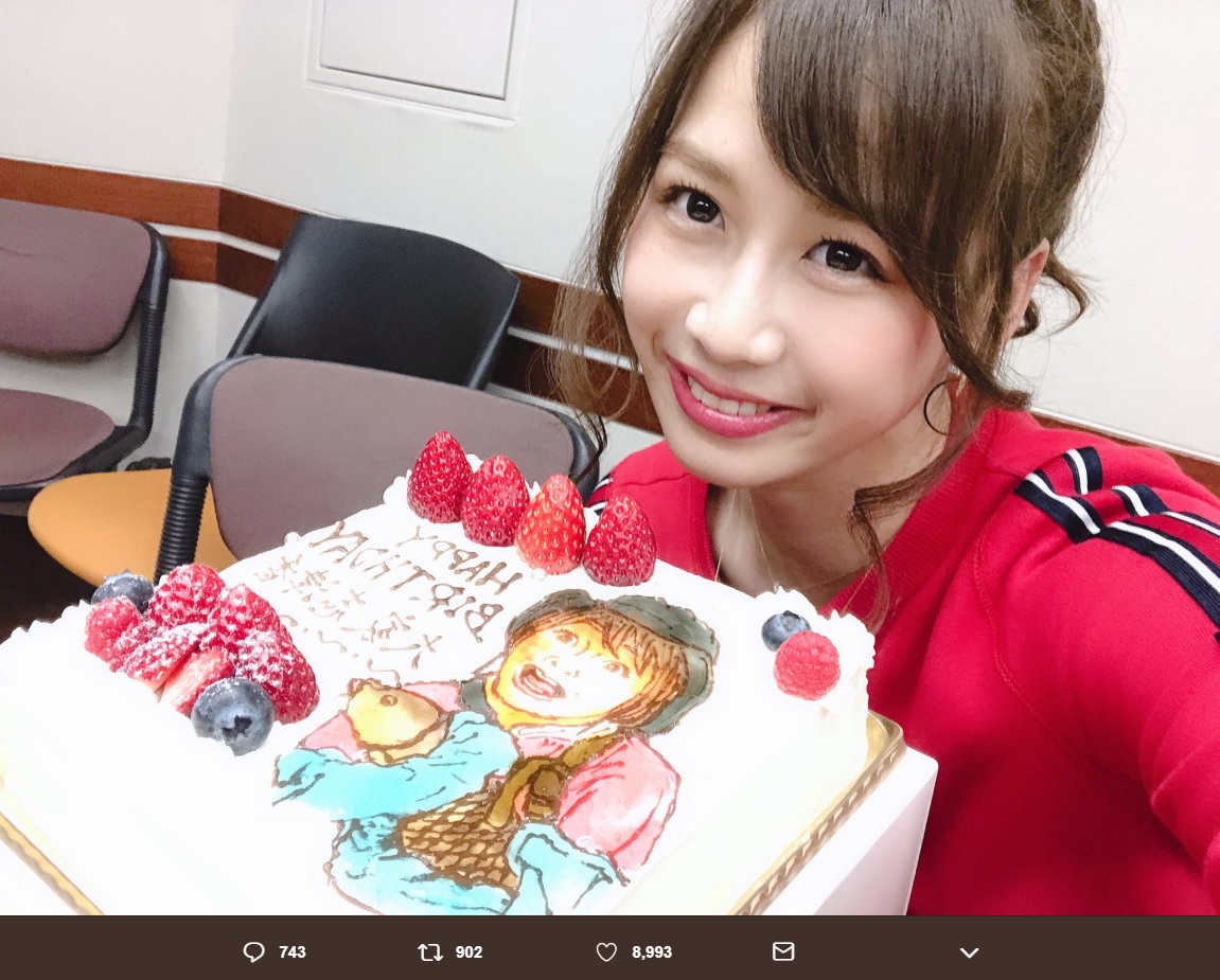 バースデーケーキをプレゼントされた大家志津香（画像は『大家志津香（しーちゃん）　2018年12月28日付Twitter「27歳になりましたー！やったー！」』のスクリーンショット）