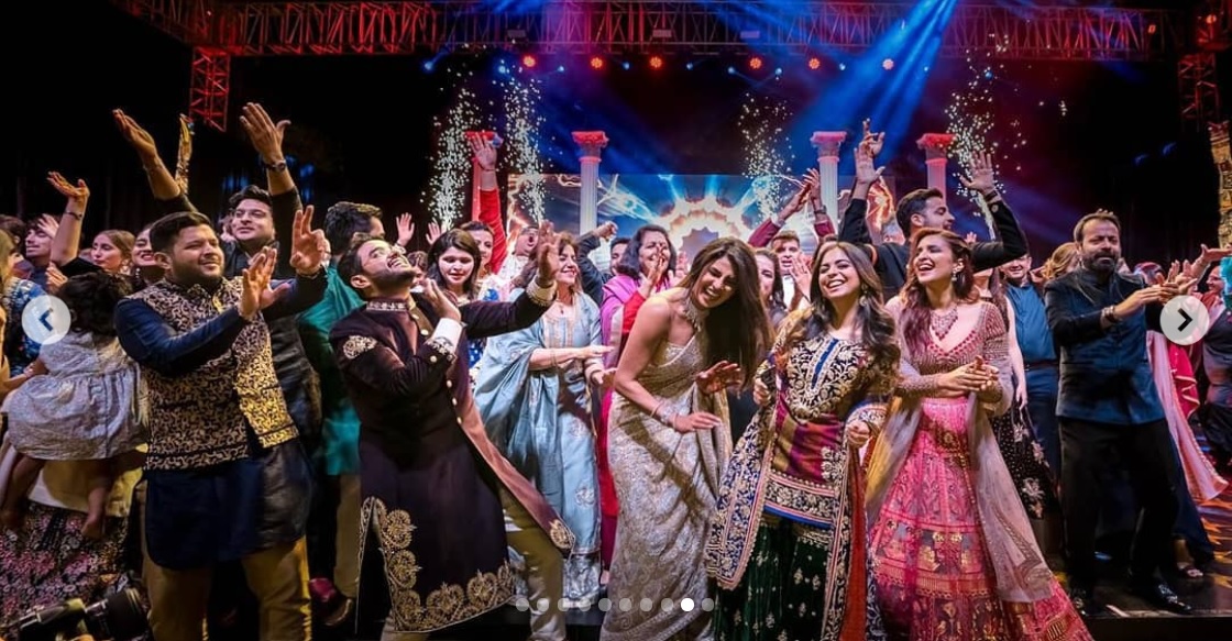 豪勢な演出で大盛り上がりのサンギート（画像は『Priyanka Chopra　2018年12月2日付Instagram「It all began as a fierce song ＆ dance competition between the families but ended, as always, as a huge celebration of love.」』のスクリーンショット）