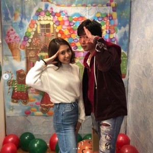 薬丸玲美と小沢一敬（画像は『薬丸玲美　2018年12月28日付Instagram「Christmas party .集合写真」』のスクリーンショット）
