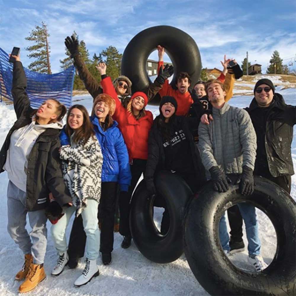 友人達と雪山で楽しそうなセレーナ・ゴメス（画像は『CONZ　2018年12月18日付Instagram「Snow buds part 3」』のスクリーンショット）