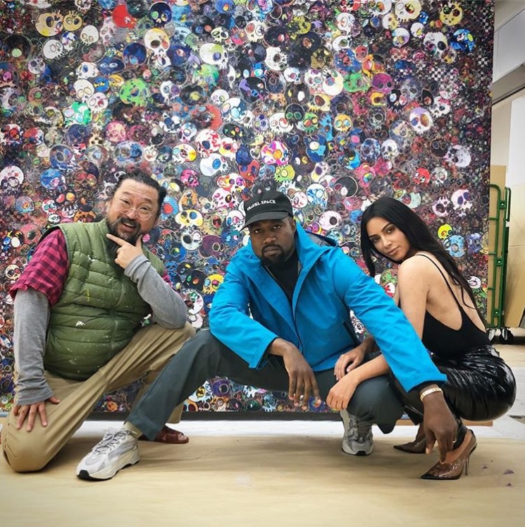 カニエ＆キムはキメキメのポーズで（画像は『Takashi Murakami　2018年11月28日付Instagram「Mr. Kanye West ＆ ＠kimkardashian came to my studio this morning.」（＠takishz05）』のスクリーンショット）