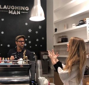 店員と客に成りきるライアン・レイノルズとブレイク・ライブリー夫妻（画像は『Hugh Jackman　2018年12月18日付Instagram「Our policy at ＠laughingmancoffee is to make customers happy」』のスクリーンショット）