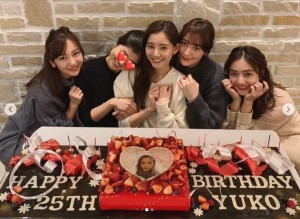 誕生日ケーキに驚く新木優子（画像は『新木優子　2018年12月21日付Instagram「大好きな人たちが、、まさかのサプライズを、、、」』のスクリーンショット）