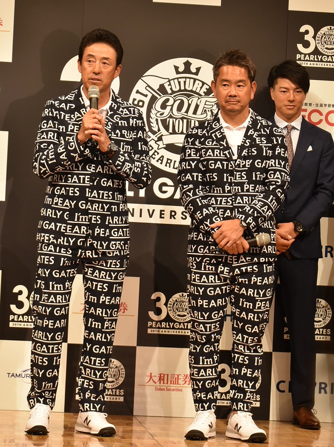 「PEARLY GATES」の服を着て登場した芹澤信雄選手と藤田寛之選手