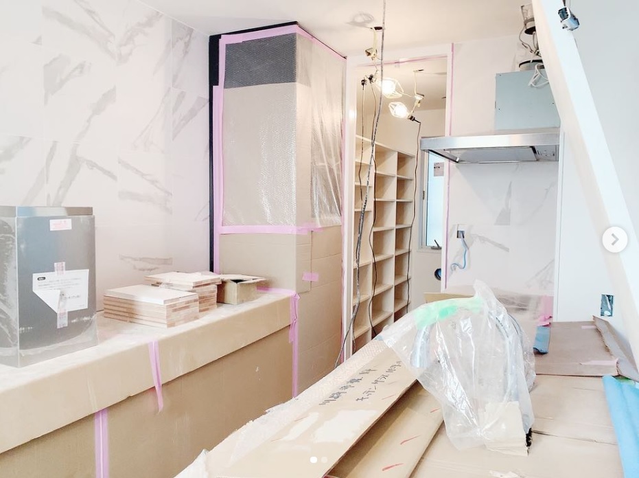 工事が進んでいる新居のキッチン（画像は『ALEXANDER（アレクサンダー）　2019年1月23日付Instagram「キッチンの蛇口一個で10万円くらいらしい、、、」』のスクリーンショット）