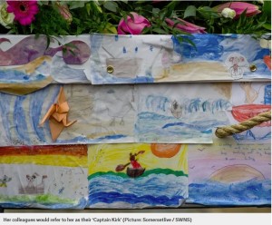 小舟に乗って旅立つ姿が描かれた生徒たちの絵（画像は『Metro　2019年1月17日付「Headteacher buried in coffin covered by drawings by her pupils」（Picture: Somersetlive / SWNS）』のスクリーンショット）