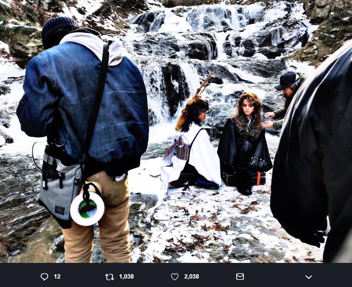 映画『遮那王』のロケ現場、渓流で待機する須賀健太と三浦涼介（画像は『広田レオナ　2019年1月8日付Twitter「極寒の中、映画「遮那王」お江戸のキャンディー3がクランクインしました」』のスクリーンショット）