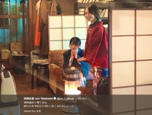 ストーブで暖まる村山彩希と高橋朱里（画像は『高橋朱里 Juri Takahashi　2019年1月17日付Twitter「身体温めて寝てねぇ」』のスクリーンショット）