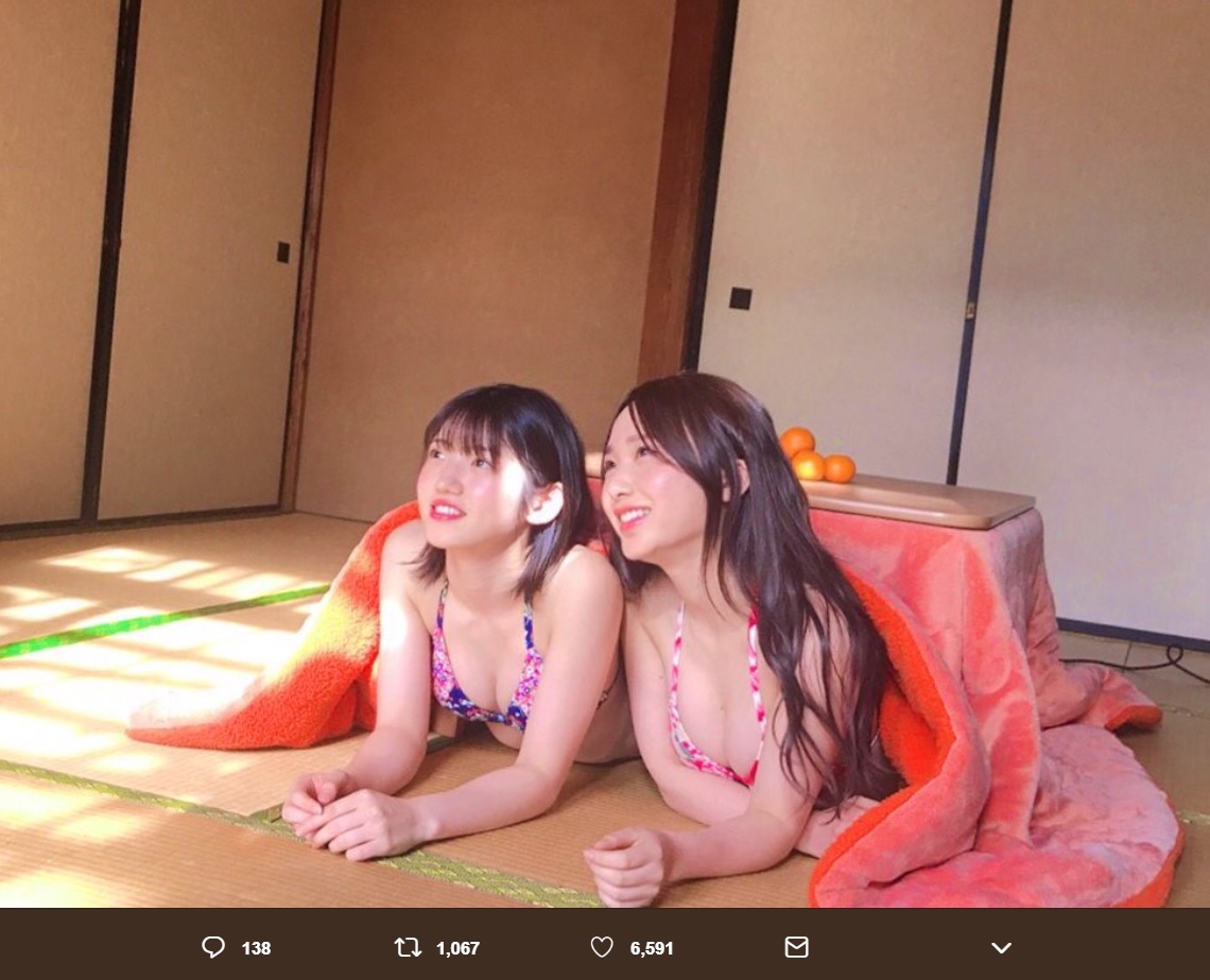 ビキニでこたつを楽しむ村山彩希と高橋朱里（画像は『高橋朱里 Juri Takahashi　2019年1月17日付Twitter「身体温めて寝てねぇ」』のスクリーンショット）