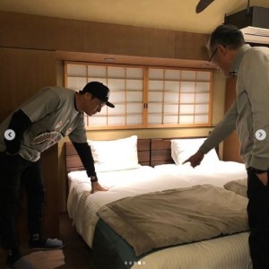 宿の寝室で山下健二郎と父親（画像は『山下健二郎　2019年1月8日付Instagram「正月少しですが実家帰ってました！」』のスクリーンショット）