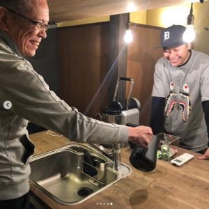 キッチンで父親と笑い合う山下健二郎（画像は『山下健二郎　2019年1月8日付Instagram「正月少しですが実家帰ってました！」』のスクリーンショット）