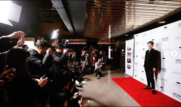 『ショートショート フィルムフェスティバル in ハリウッド』でフラッシュを浴びるMIYAVI（画像は『Miyavi Lee Ishihara　2019年1月19日付Instagram「＃ShortShortsFestival 2019 in Hollywood.」』のスクリーンショット）