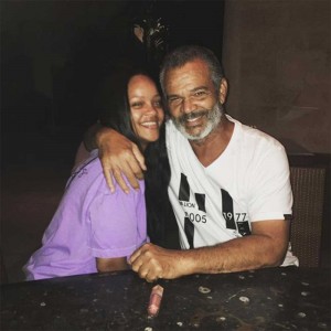リアーナと父ロナルドさん（画像は『badgalriri　2018年8月27日付Instagram』のスクリーンショット）