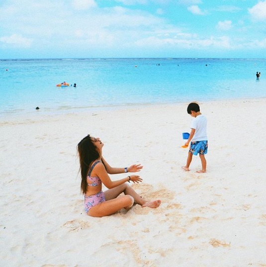 ビーチで息子と遊ぶスザンヌ（画像は『スザンヌ　2019年1月13日付Instagram「息子のお誕生日旅行だったので﻿ 毎日リクエスト通り、プールと海どちらも行ったよ」』のスクリーンショット）