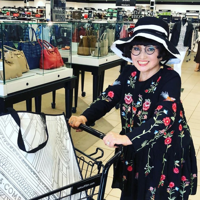 「メガネと帽子は、変装用！」と黒柳徹子（画像は『Tetsuko Kuroyanagi　2019年1月7日付Instagram「ハワイのアウトレットで、楽しくお買い物中」』のスクリーンショット）