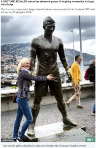 女性に大人気のクリスティアーノ・ロナウドの銅像（画像は『The Sun　2019年1月4日付「GOLDENBALLS Cristiano Ronaldo statue has buffed crotch after getting rubbed by keen female fans」（Credit: JOHN RODGERS）』のスクリーンショット）