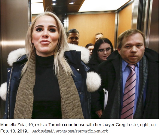 弁護士に伴われ裁判所を出るマルセラの口元には笑みが…（画像は『National Post　2019年2月13日付「Toronto woman, 19, faces three charges after allegedly throwing chair from condo balcony」（Jack Boland/Toronto Sun/Postmedia Network）』のスクリーンショット）