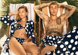 水着姿のビーバー夫婦（画像は『Hailey Rhode Bieber　2019年2月7日付Instagram「hey baby... ＠voguemagazine」』のスクリーンショット）