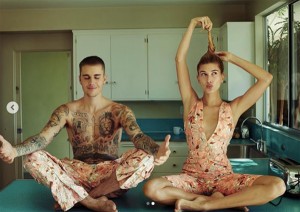 お揃いの服を着用するビーバー夫婦（画像は『Hailey Rhode Bieber　2019年2月7日付Instagram「hey baby... ＠voguemagazine」』のスクリーンショット）