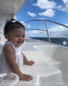 クルージング中に笑顔のストーミーちゃん（画像は『Kylie　2019年2月1日付Instagram「how did i get so lucky to have such a sweet, smart, happy baby.」』のスクリーンショット）