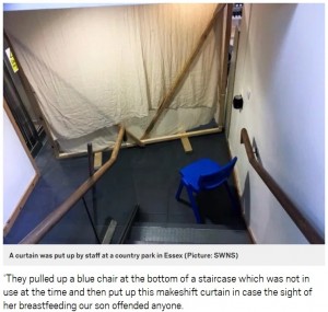 スタッフは、授乳のために階段の下に椅子を置きその場しのぎのカーテンを引く（画像は『Metro　2019年2月13日付「Mum ordered to breastfeed behind curtain to avoid causing offence」（Picture: SWNS）』のスクリーンショット）