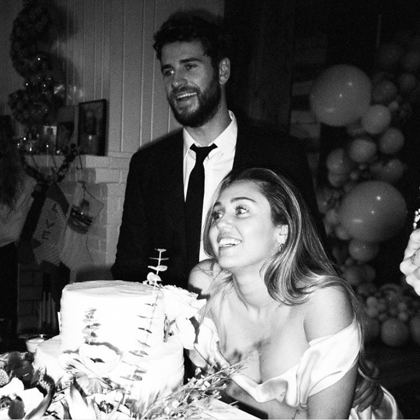 結婚したリアムとマイリー（画像は『Miley Cyrus　2019年2月14日付Instagram「L VE YOU Valentine」』のスクリーンショット）