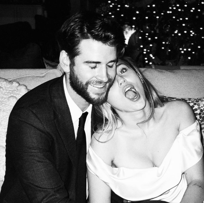 リアムに寄り添うマイリー（画像は『Miley Cyrus　2019年2月14日付Instagram「My Valentine every single day」』のスクリーンショット）