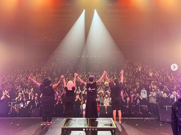 ライブを終えたMIYAVIとバンドメンバー（画像は『Miyavi Lee Ishihara　2019年2月6日付Instagram「Hokkaido ROCKS!」』のスクリーンショット）