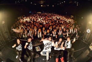 埼玉・HEAVEN'S ROCK公演での記念写真（画像は『小名川高弘　2019年2月24日付Instagram「ツアー開幕！さいたまHEAVEN’S ROCKでした！」』のスクリーンショット）