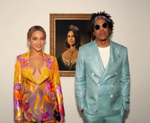 メーガン妃の肖像画の横に並んだビヨンセ＆Jay-Z（画像は『Beyoncé　2019年2月20日付Instagram「Thank you to the Brits for the award for Best International Group.」』のスクリーンショット）