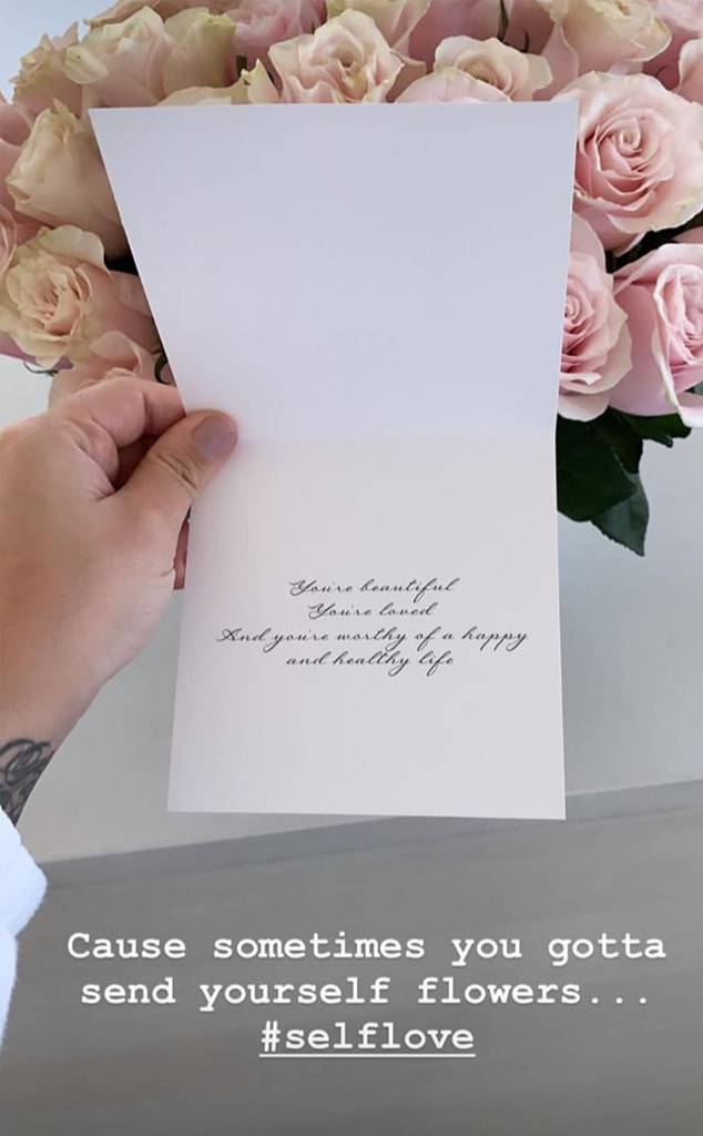 自身に贈ったバラの花束にはメッセージカードを添えて（画像は『Demi Lovato　2019年3月6日付Instagram』のスクリーンショット）