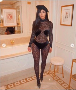 ベレー帽でフレンチ気分を演出も大バッシングのキム（画像は『Kim Kardashian West　2019年3月7日付Instagram「An a whatta???」』のスクリーンショット）