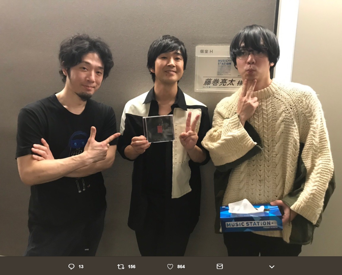 藤巻亮太とバンドメンバー（画像は『藤巻亮太_official＊4/3アルバムリリース　2019年3月8日付Twitter「Mステ、ありがとうございました！」』のスクリーンショット）